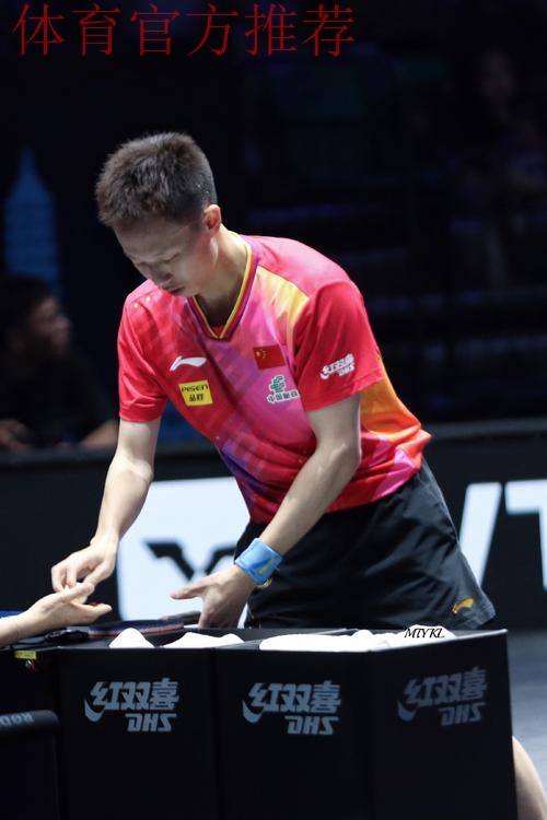 申京强吃琼斯 左手抛投打进关键球 申京强吃琼斯 左手抛投打进关键球